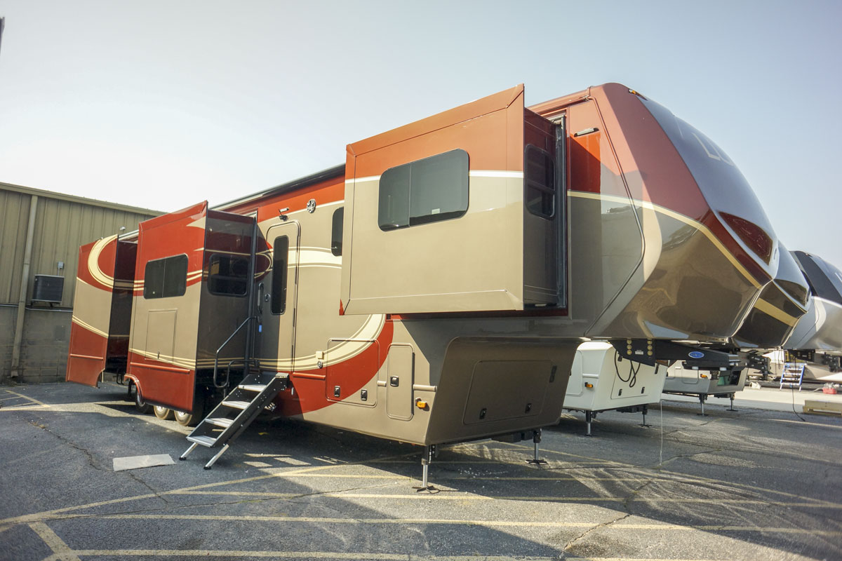 luxury 5th wheel front living